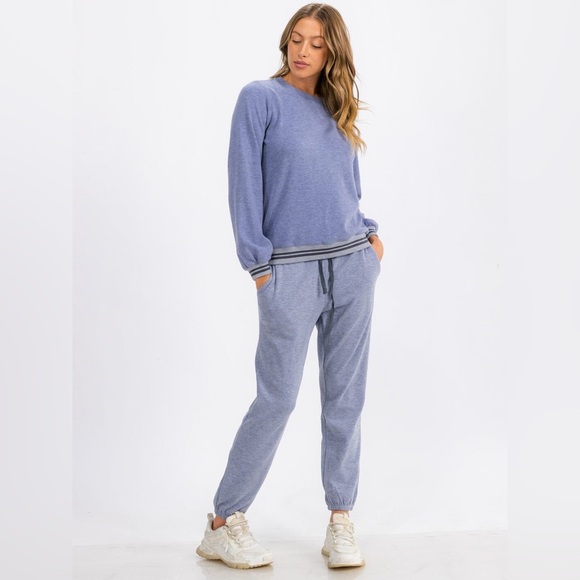 020. WOMEN'S LONG SLEEVE TRIM DETAILED PULLOVER SWEATER - Picture 1 of 5